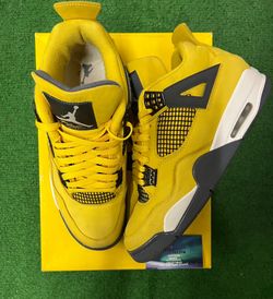 Jordan 4 lightning 2021 size 10.5men/12women