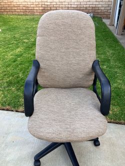 Swivel office chair