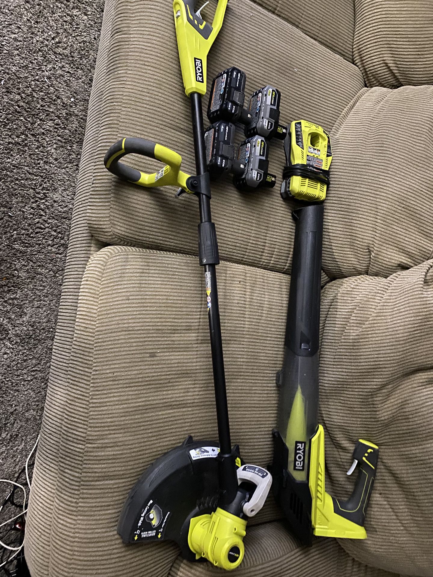 18 V LITHIUM CORDLESS RYOBI TRIMMER AND BLOWER  PACKAGE 