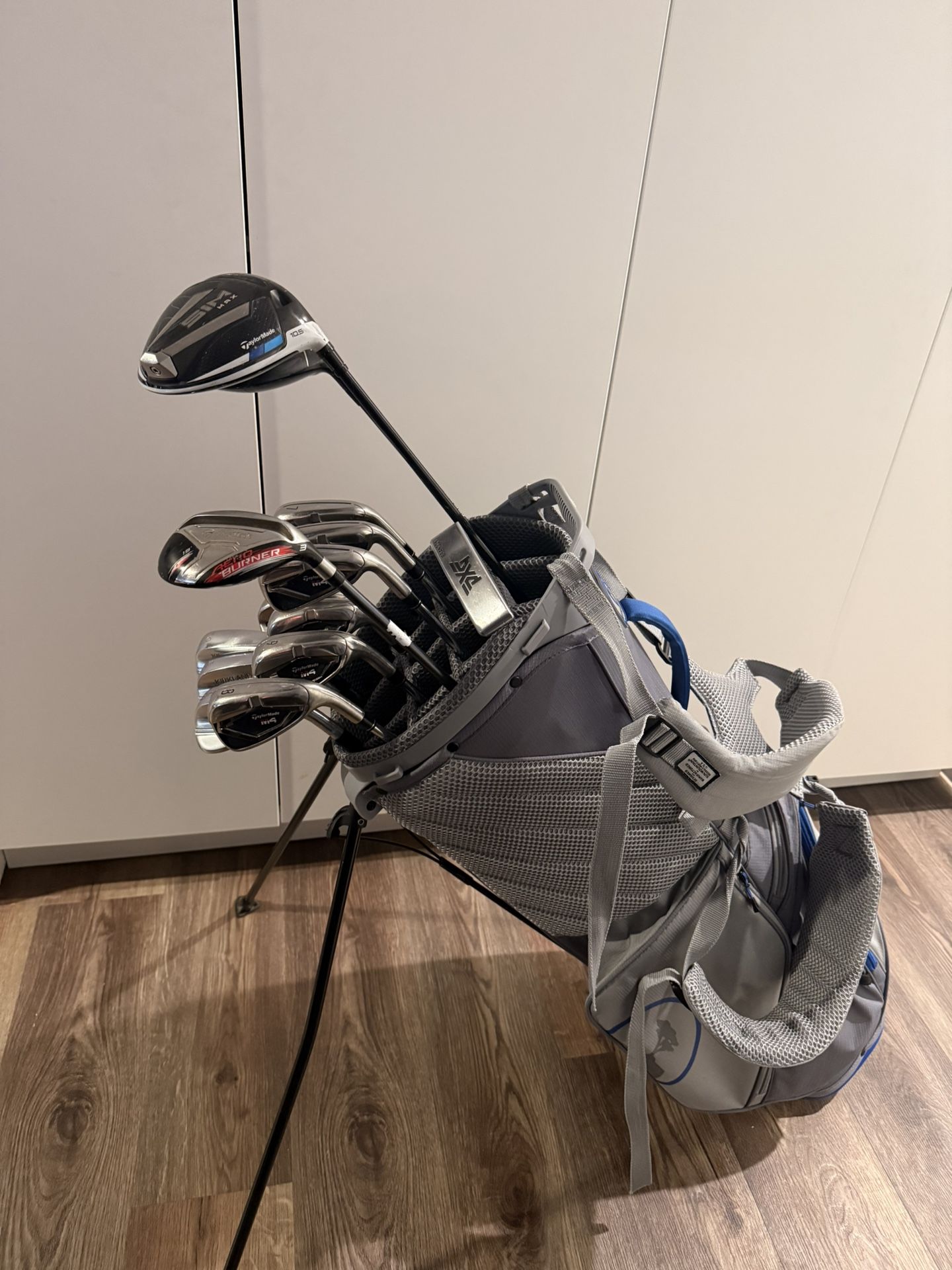 Full Set Of Clubs (Bag, Driver, Irons, 3 Wood, 3 Hybrid, Putter And Wedges )
