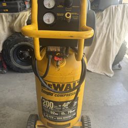 DEWALT Vertical Portable Compressor, 1.8 Hp 200 Psi Oil Free High Pressure Low Noise (D55168