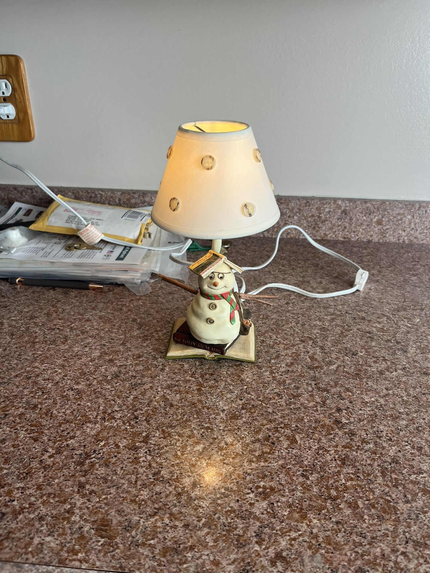 Charming snowman-themed table lamp