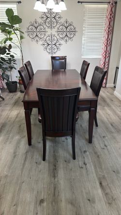 🍽️ Solid Wood Extendable Dining Table + 6 Matching Chairs - Excellent Condition - Only $100! 🍽️