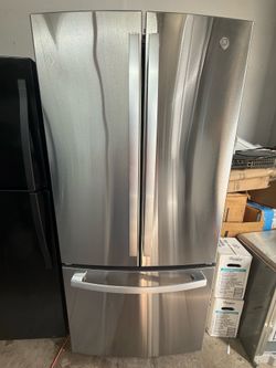 GE 33 Inch Wide Refrigerator with Internal Water & Ice Dispenser