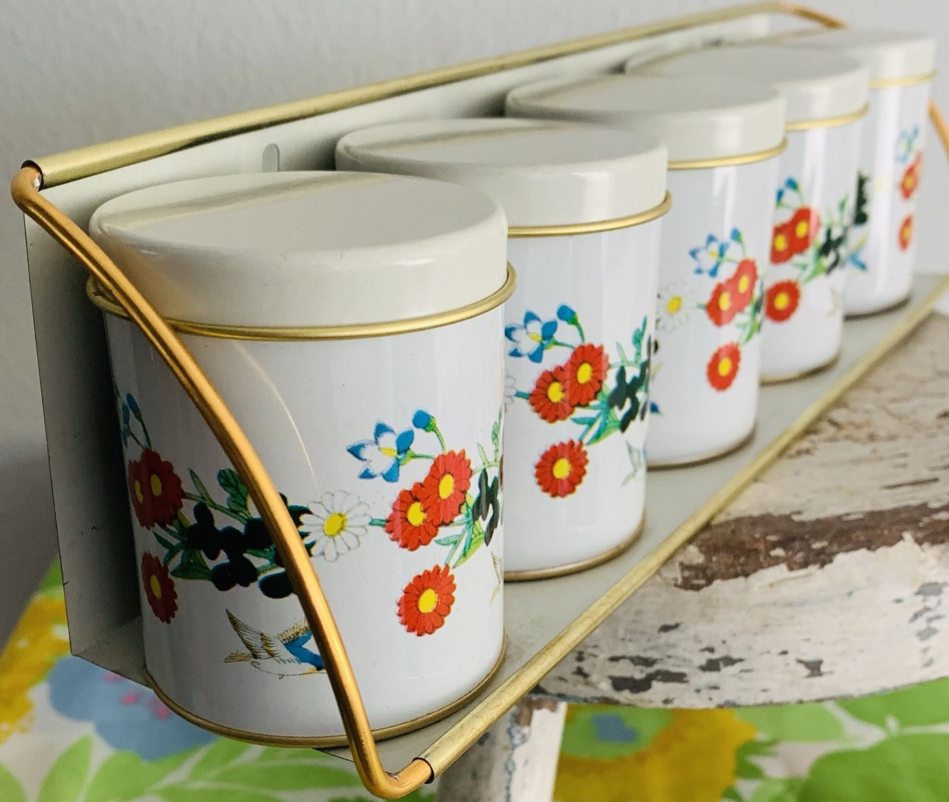 Vintage Meister Metal Spice Rack with 5 spice canisters. Set includes Wall Shelf Mount and 5 spice tins with lids. Made in Brazil. Pretty floral patte