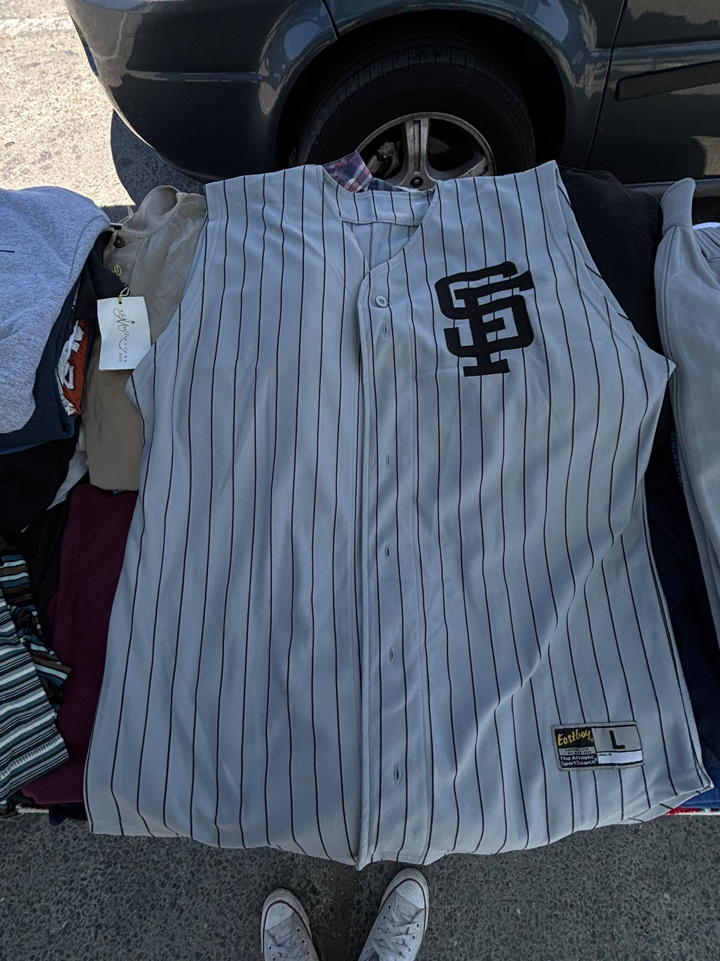 Jersey rayado gris con el número 23 y logo “SF” (Giants estilo retro)