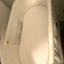 Baby bassinet with wheels