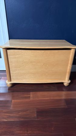 Canadian-Made Maple Wood Storage / Blanket/Toy Chest