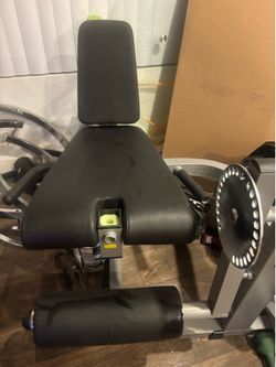 Leg extension machine