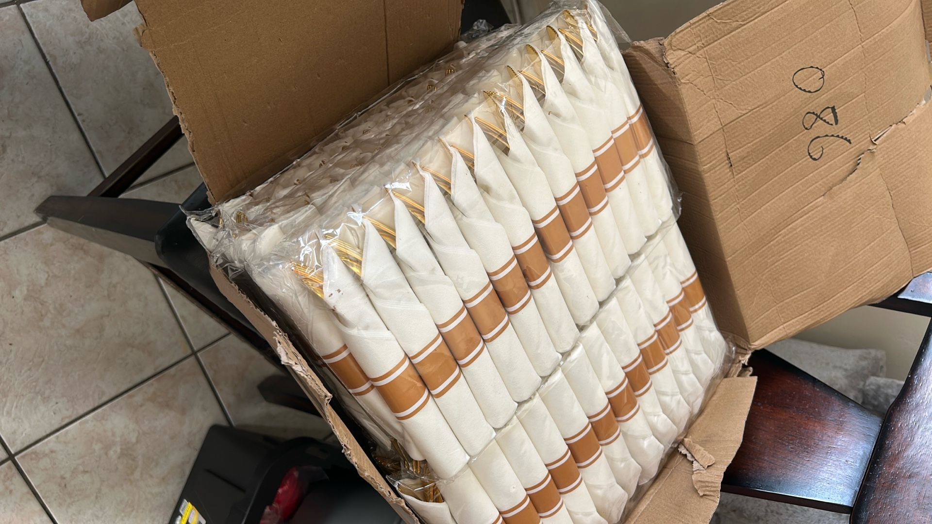 Juego de 200 cubiertos de plástico dorado preenrollados, juego de cubiertos desechables envueltos con 100 servilletas, 100 cuchillos, 100 tenedores y