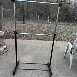 Rolling clothing rack