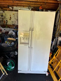 Refrigerator with icemaker