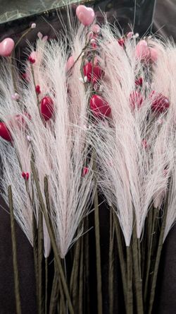 Pompass Grass  Valentine's Flowers New In Box 