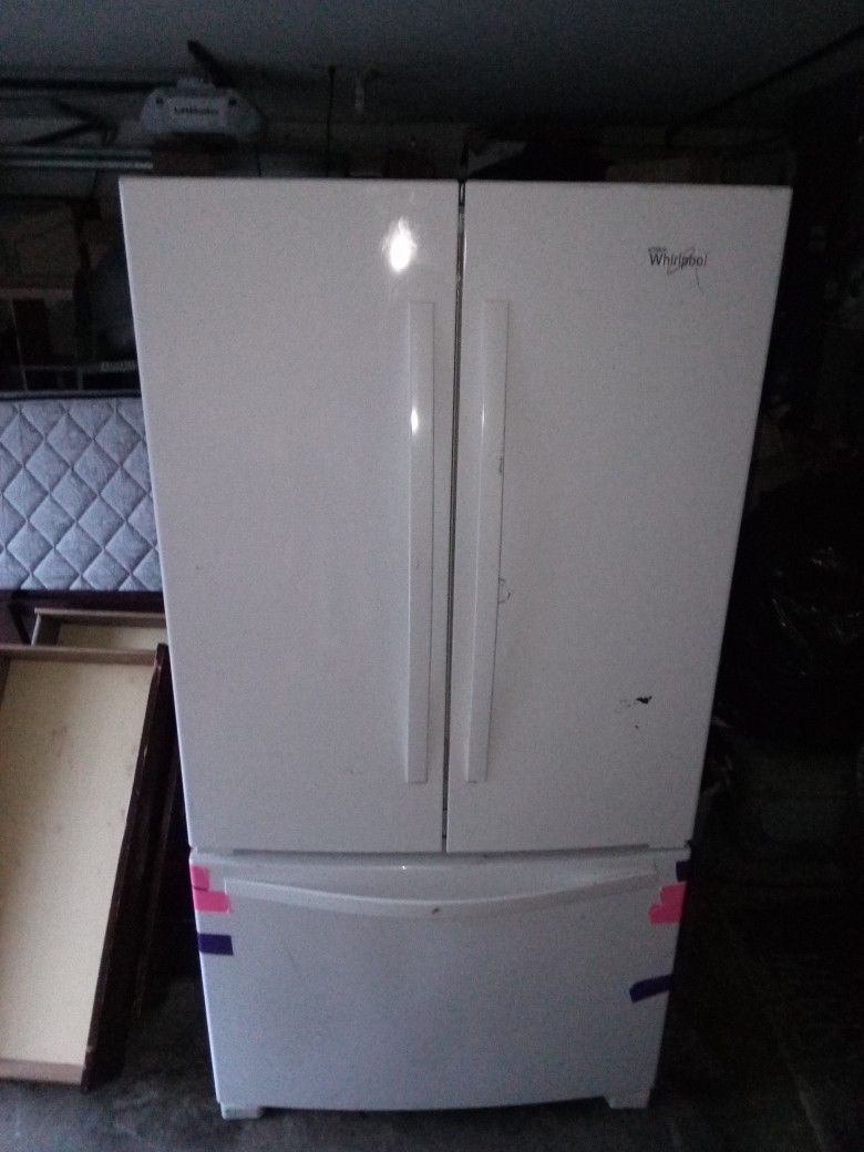Whirlpool White 25.7 Cu Ft Refrigerator/Freezer 