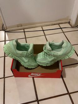 Vapor green men’s vomeros size 10.5