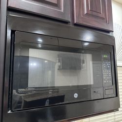 Black GE Microwave Oven 