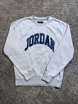 Jordan Essential Holiday Fleece Crewneck Sweatshirt Size Small Tan