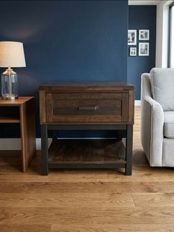 2 matching night stands