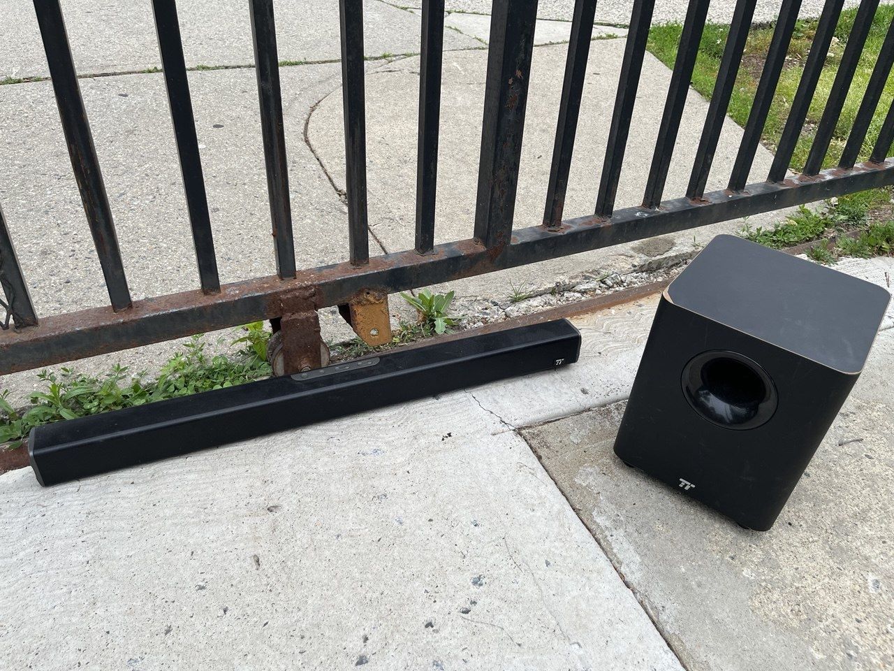 Deep bass soundbar and stereo