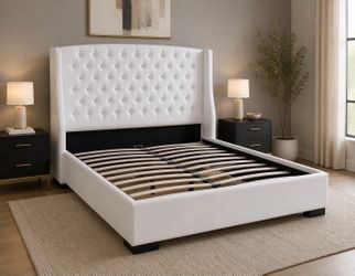 Queen bed frame / cama queen blanca de leather