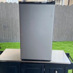 3.3 CuFeet  Fridge/Freezer 