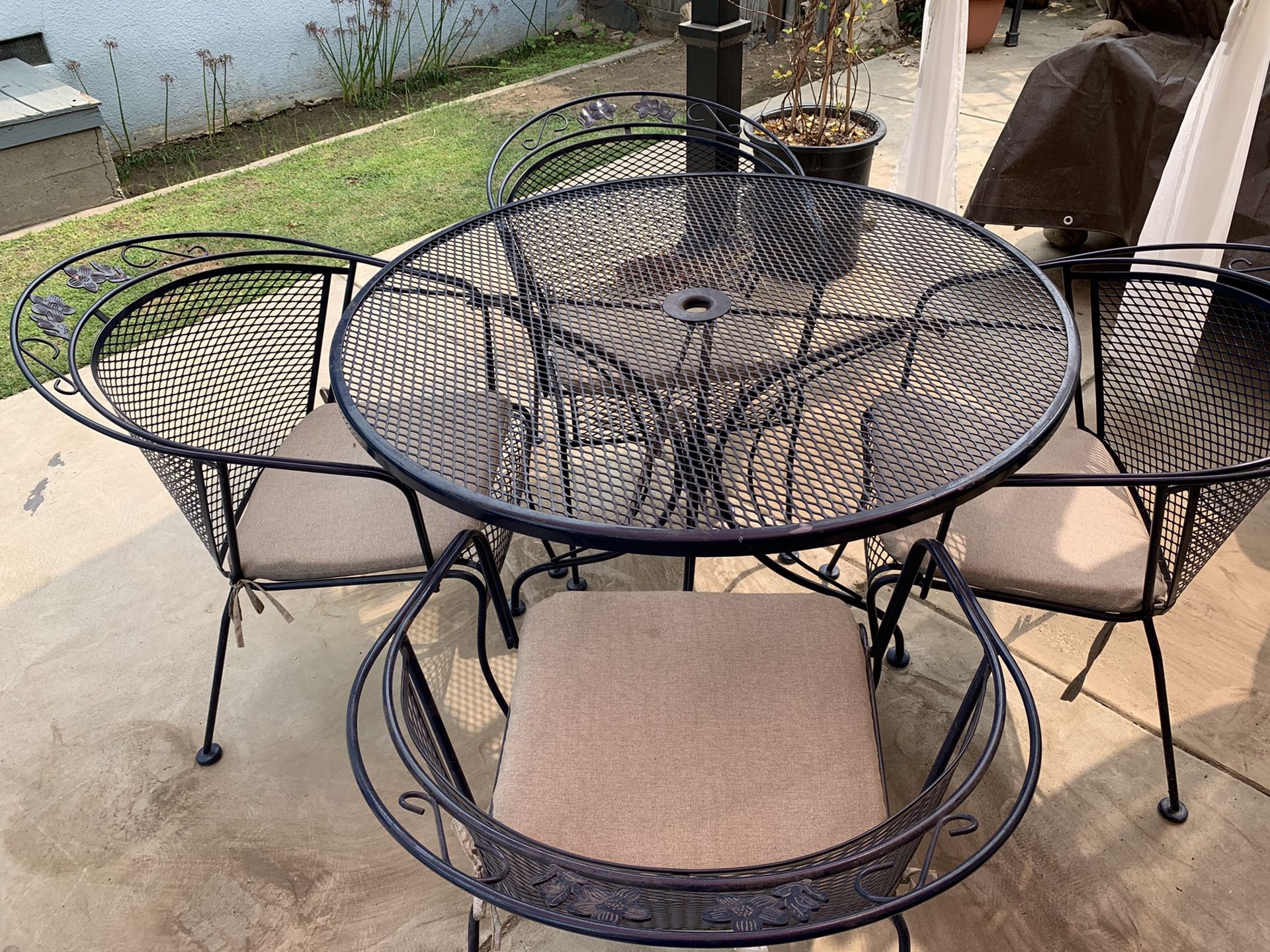 BEAUTIFUL HEAVY METAL PATIO SET ($350 FIRM) EXCELLENT CONDITION