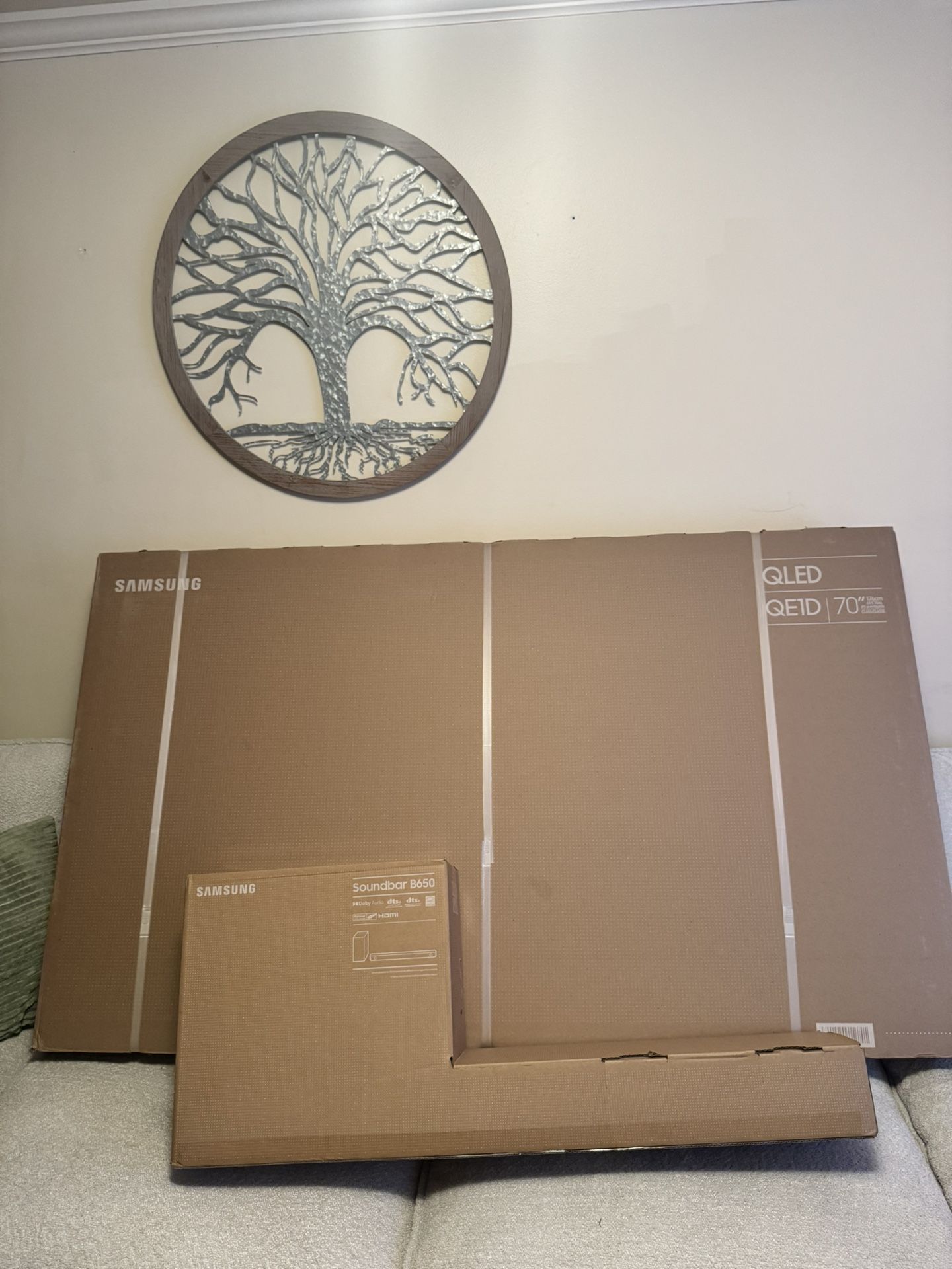SAMSUNG 70” QLED 4K QE1D AND SOUND BAR