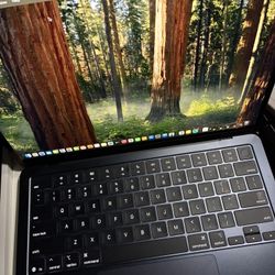 ‘MacBook Air M4 16 GB Ram, 256 GB SSD. 13 Inch Display.