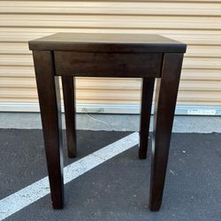 Cute pottery barn side table/ bonita mesa de lado marca Pottery Barn