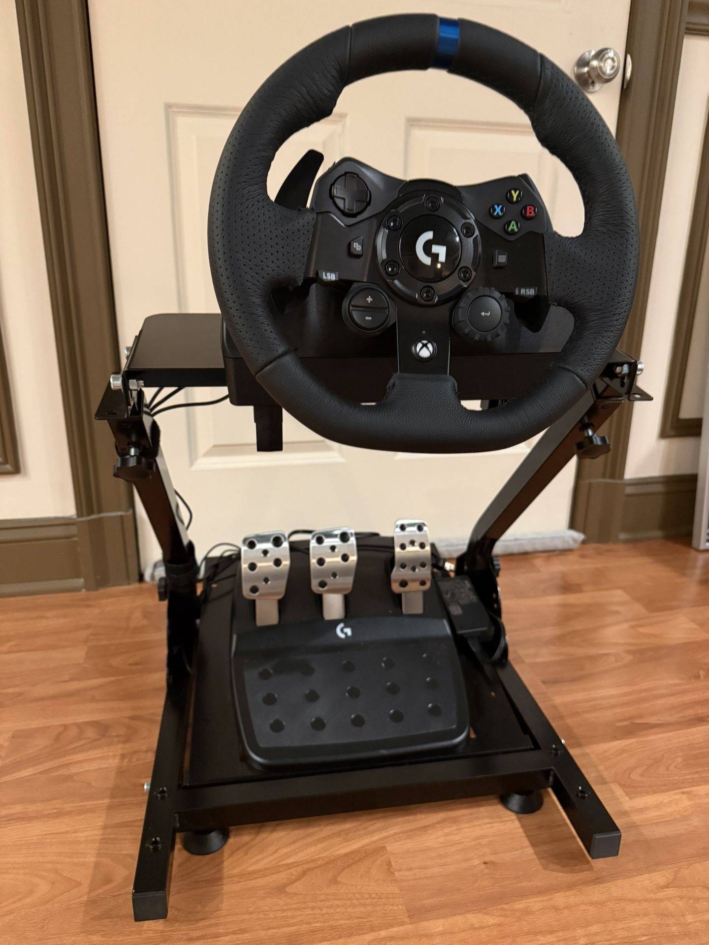 Logitech G923 Racing Wheel with stand