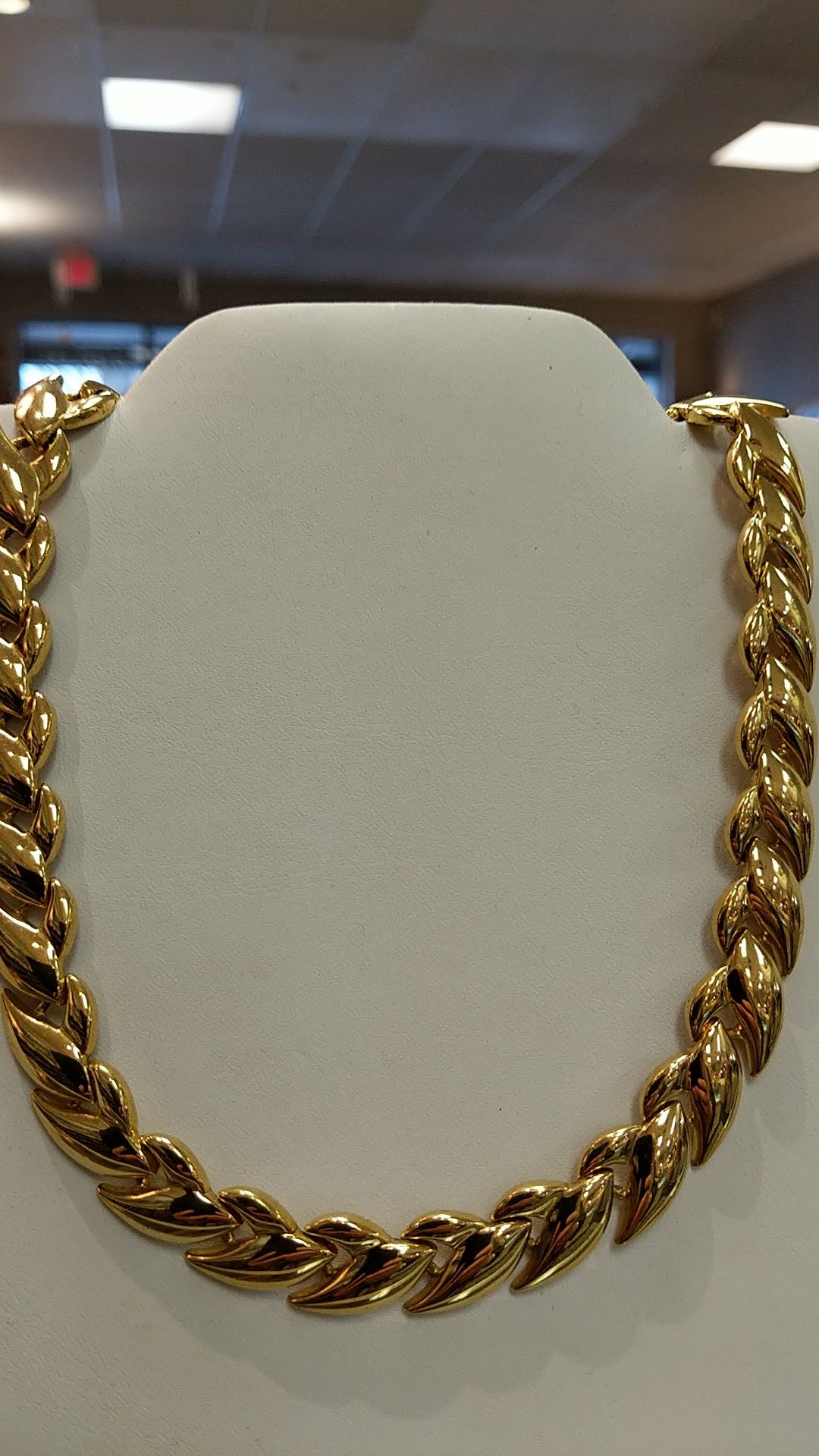 Like new PLATED GOLD NECKLACE