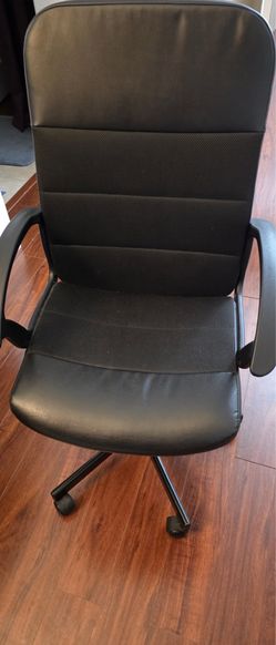 Swivel Office Chair - Comfortable and Functional