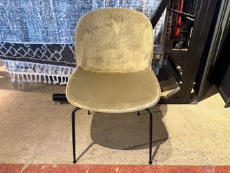 BLUEGROUND Green Velvet Beetle Chair