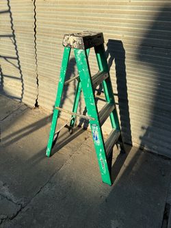 Werner 4ft Fiberglass Ladder / Escalera