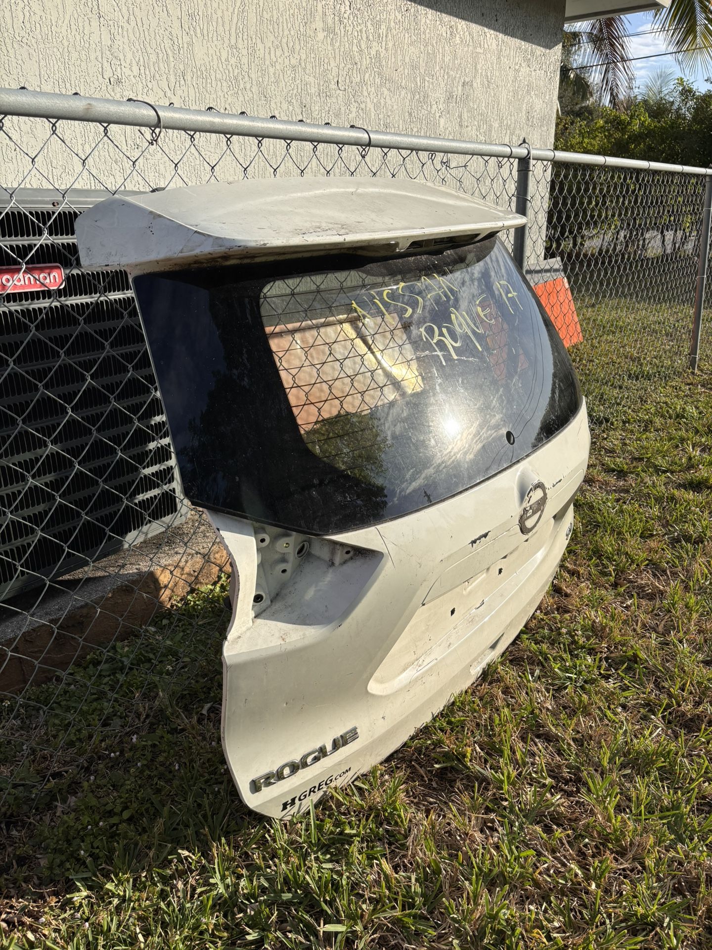 2017 Nissan Rogue tail gate