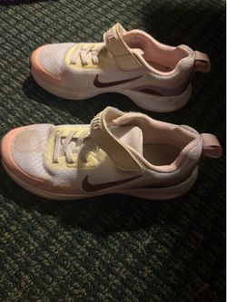 Kids sneakers size 1.  Needs a cleaning