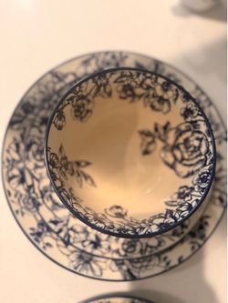 4 dining plates, 4 smalls plates and 4 bowls