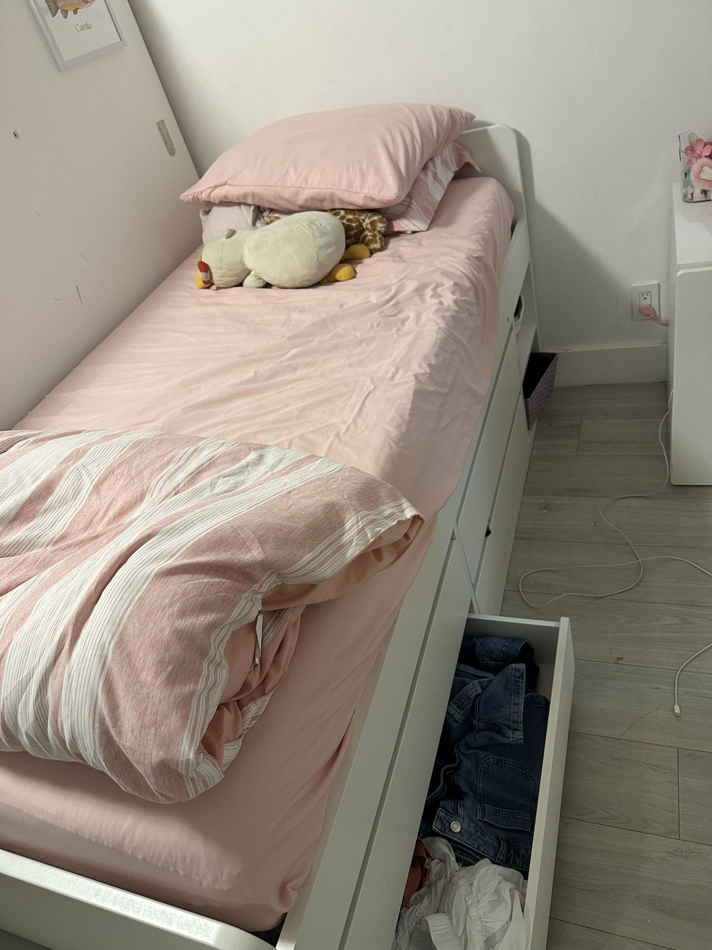 Twin Bed With Drawers 