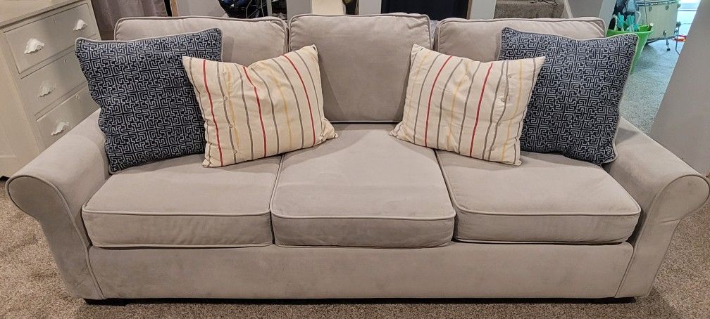 Queen Sized Pull Out Couch