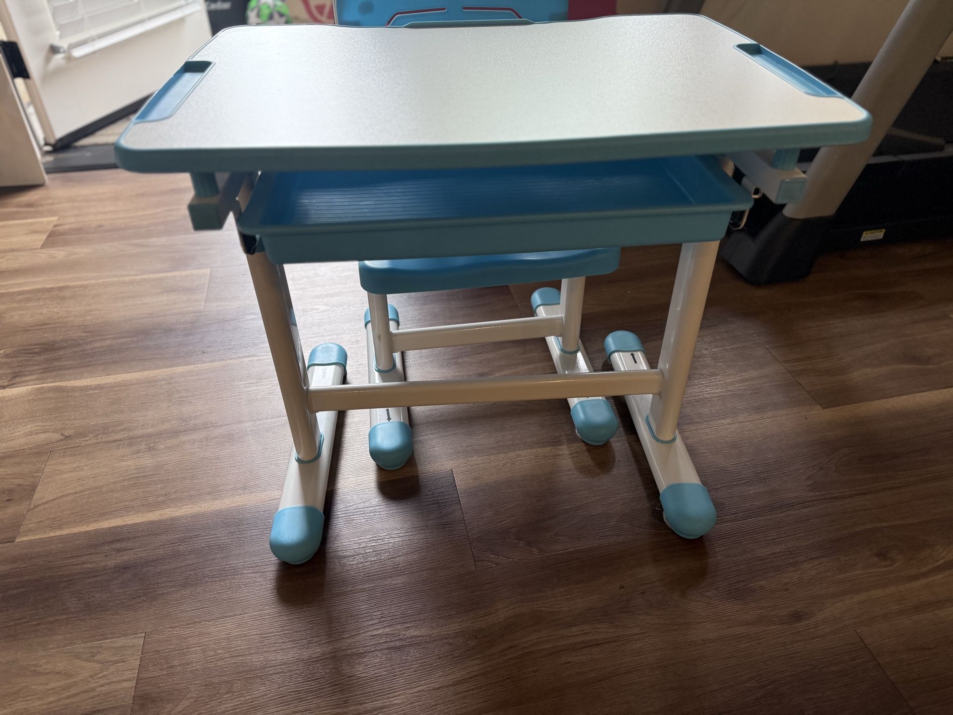 Kids desk