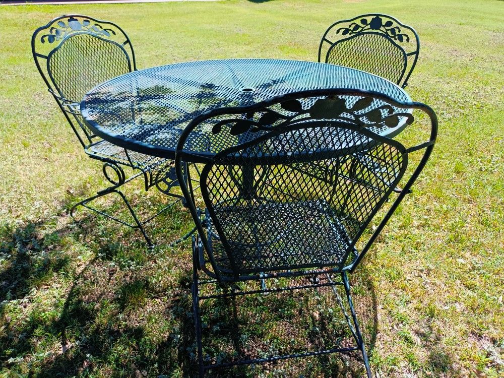 Gorgeous Outdoor Patio Furniture Set w/ 3 Rocking Chairs!