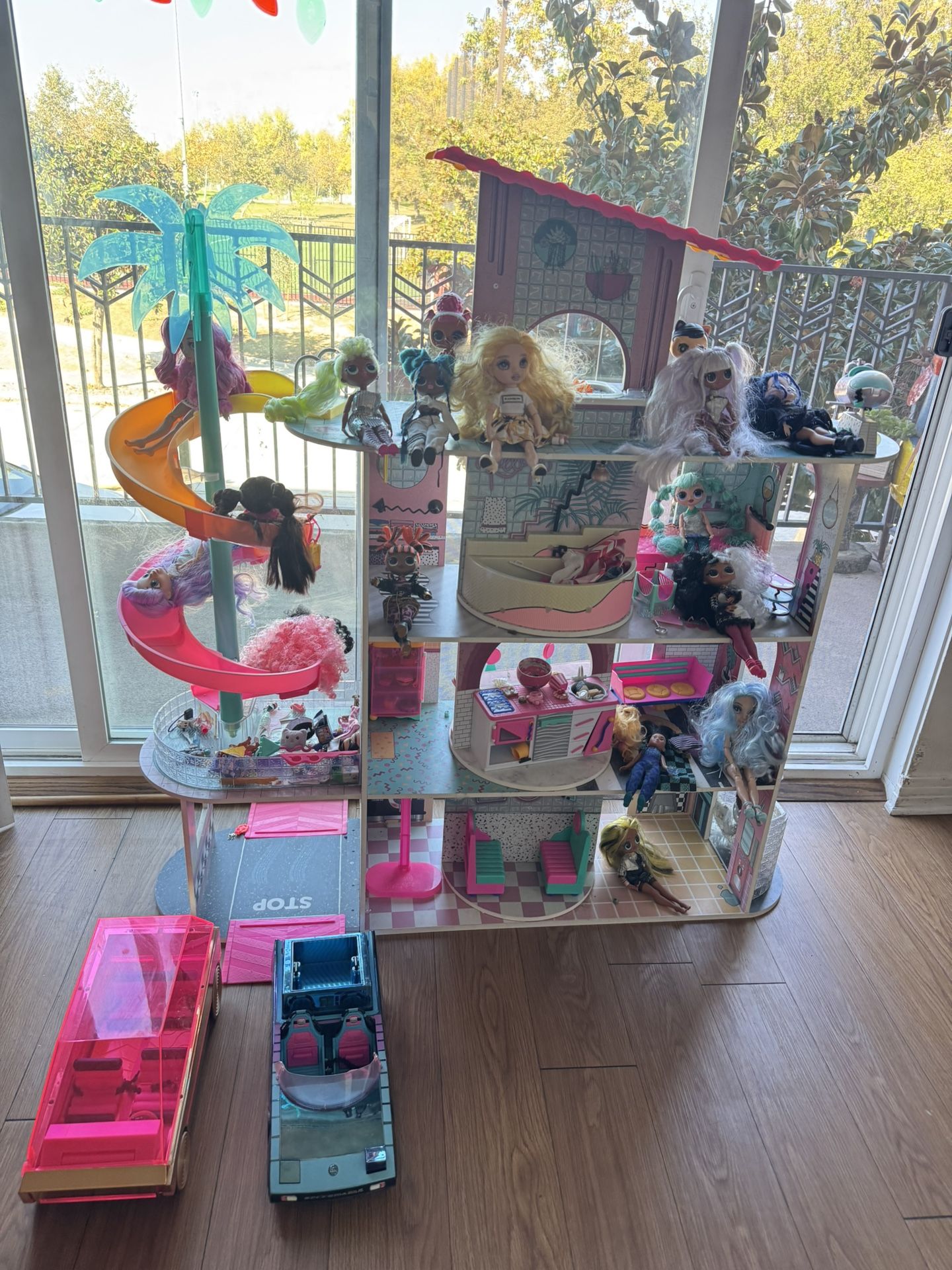 LOL OMG DOLL HOUSE AND CARS