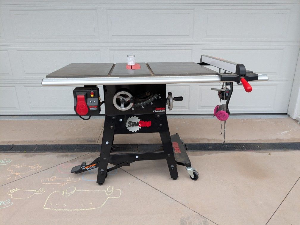 Sawstop Contractor Table Saw With Cast Iron Wings