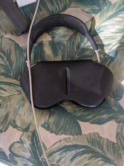 Apple airpod max (must pick up)