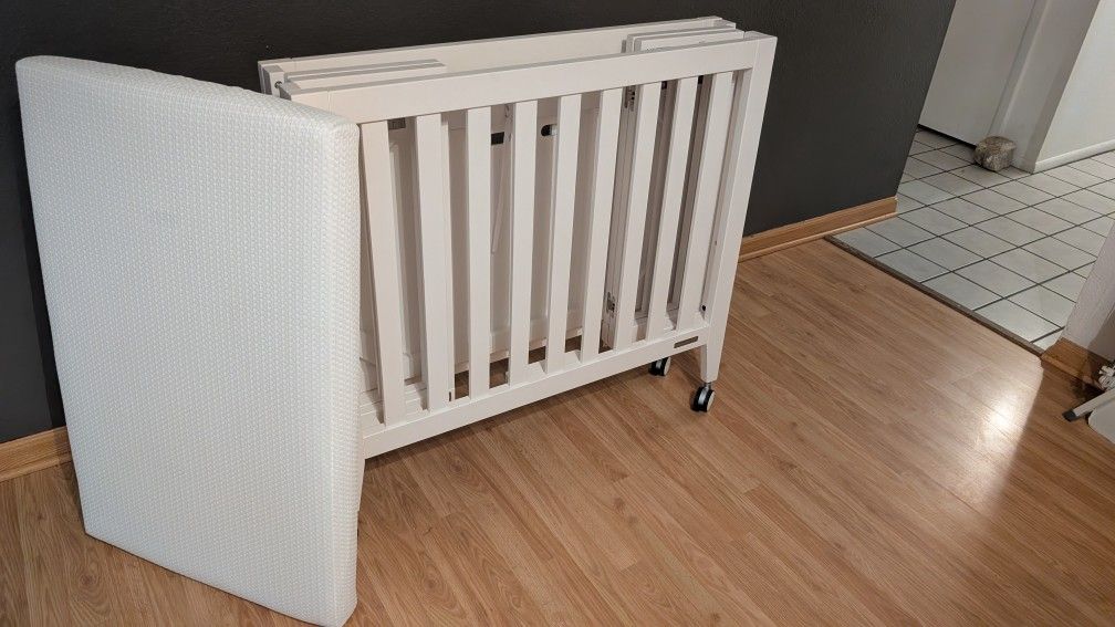 Camden Foldable Crib with Mattress and cover