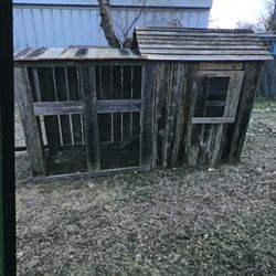 Handcrafted Extra Large Chicken Coop.    $200 Cash.    Del Valle.    Elroy Area.    