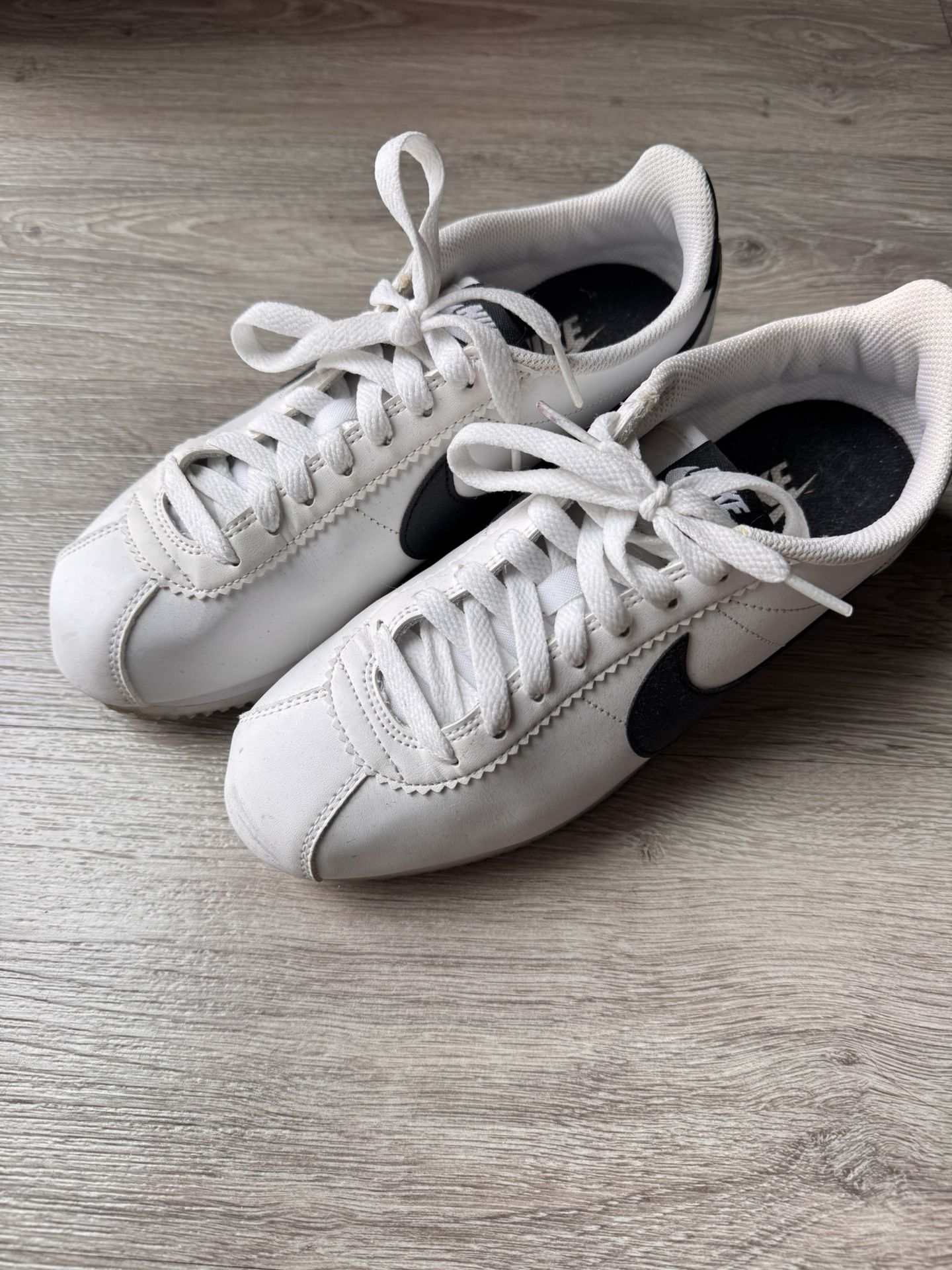 Women’s 8.5 Nike Cortez 