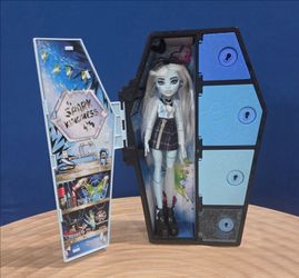 Monster High Skulltimate Secrets Fearidescent Frankie Stein Doll with Locker