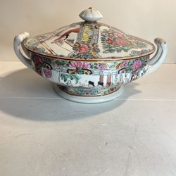 Vintage Chinese famille rose porcelain pot with lid