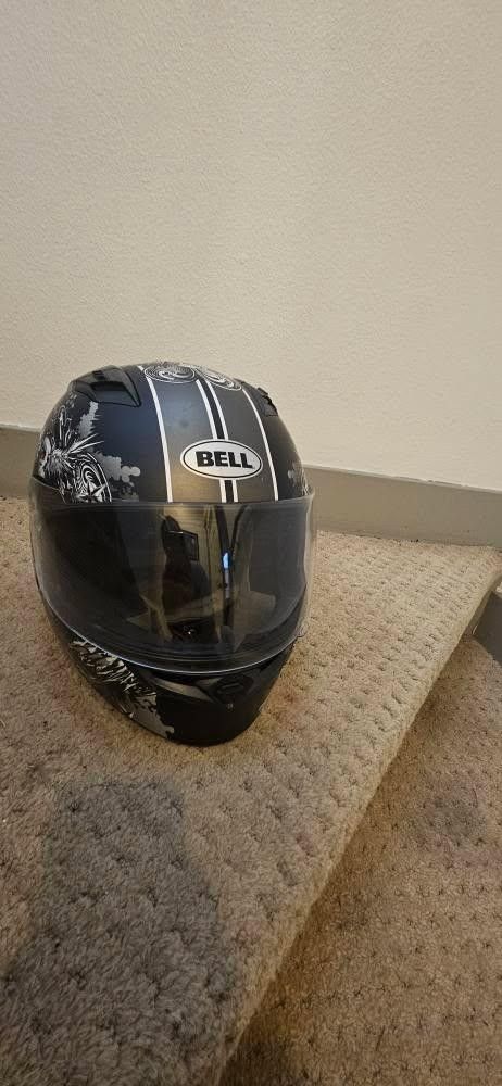 Bell Motorcycle Helmet – XL – Skeleton Graphic


